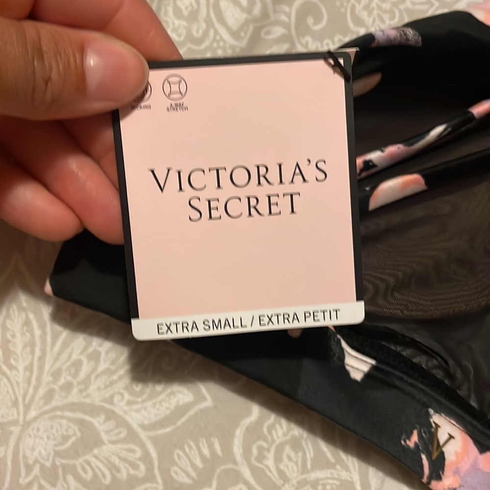 NWT Victoria’s Secret Active workout set BLACK AND PINK size small - Picture 12 of 12
